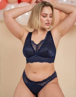 Bralette "Eliana Velvet" Navy -Angebote SUGARSHAPE Store sugarshape bralette brazilian slip eliana velvet navy front packshot model sand single bhs 80 97 5 hs 110 full 3