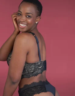 Bralette "Sophia" Black/beige -Angebote SUGARSHAPE Store sugarshape bralette string sophia side packshot model mauve single bhs 75 92 5 hs 105 crop 1